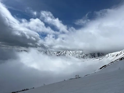 風と雪の静かな峰影