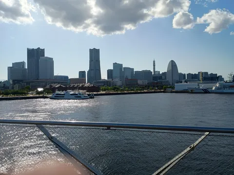 未来都市と青い海、波光がきらめく
