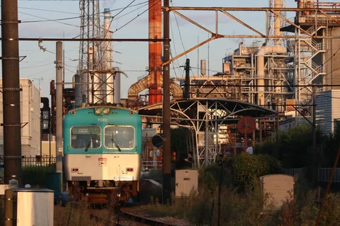 工場地帯を駆け抜ける鉄道