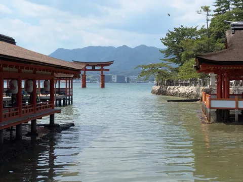 海に浮かぶ鳥居と朱色の社殿