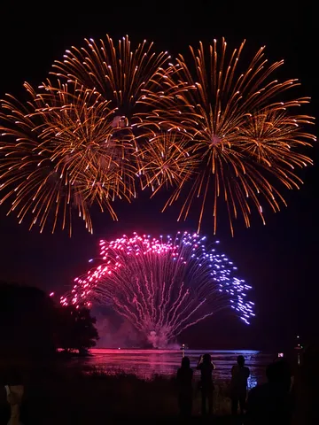 夜空と水辺を彩る光の祭典