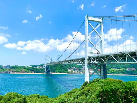 雄大に架かる白い橋