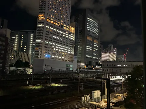夜景と鉄路の交差点