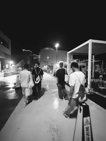 夜の街を歩く４人
