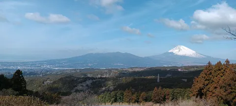 雄大な山々と広がる街並み