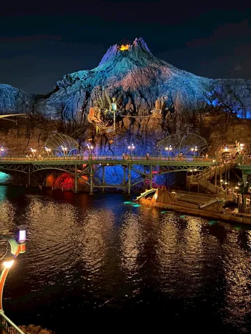水辺に浮かぶ火山の夜