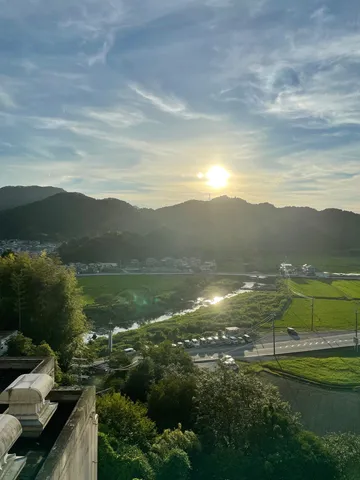 夕暮れの里山、水面の反射