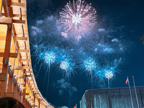 木組みと夜空、光の競演