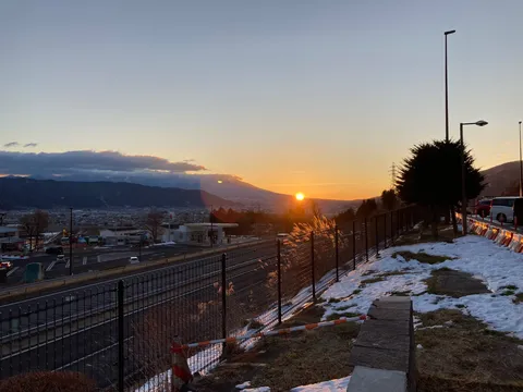 冬の夕日と街の灯り