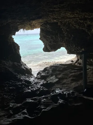 洞窟から覗く青い海