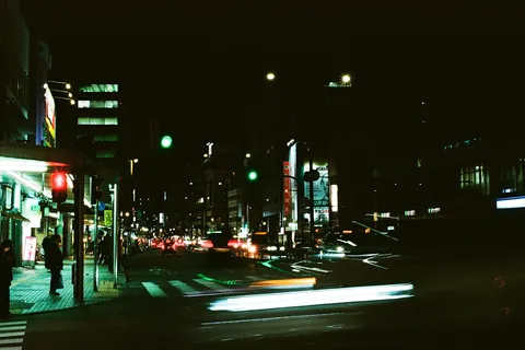流れる夜景、都会の光跡