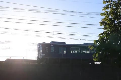 静寂を切り裂く、午後の列車
