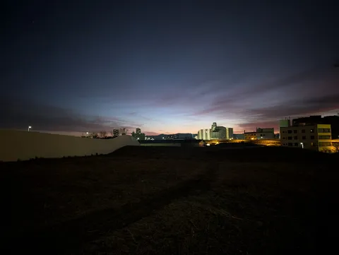 夜明け前の空と街の灯り