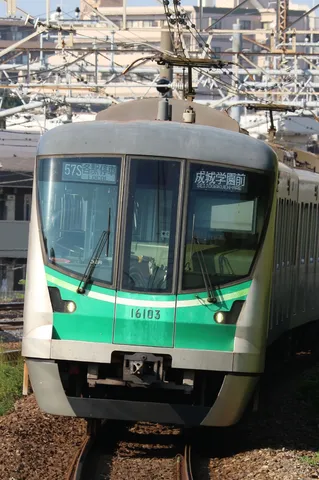 緑のラインが鮮やかな、都会の通勤電車