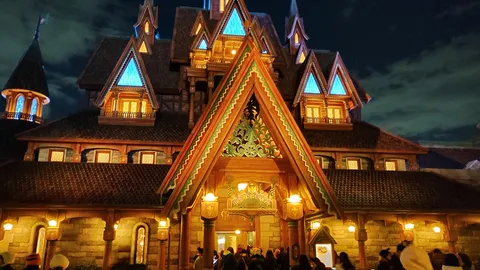 光が彩る幻想的な夜の館