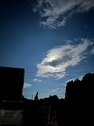 月光を背負う雲と星明かり