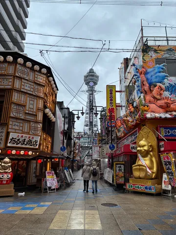 賑わいの街と空に伸びる塔