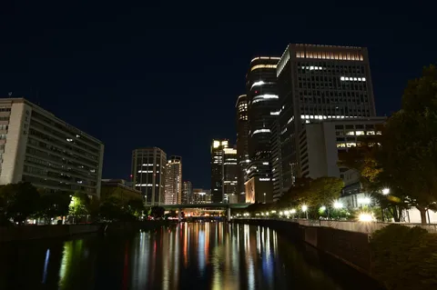 夜景水辺の灯りと影