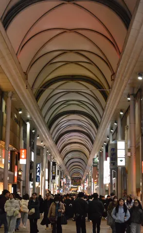 天井が主役！夜のアーケード