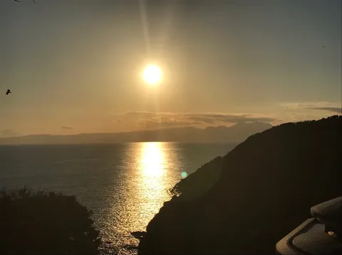 太陽の道と山のシルエット