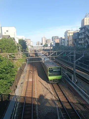 都会の谷、緑のヤツが来た