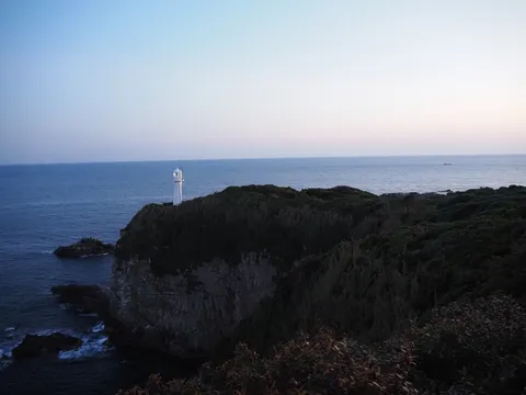 灯台と夕暮れの海