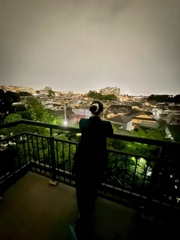 夜景に佇むシルエット