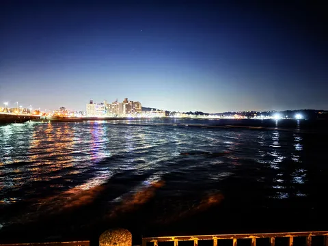水面に揺れる、夜景の色彩