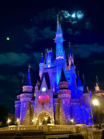 夜空に輝く魔法の城