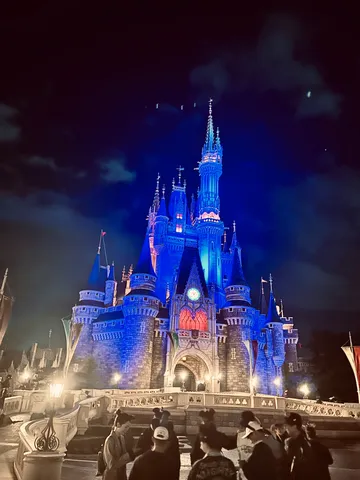 夜空に輝く魔法の城