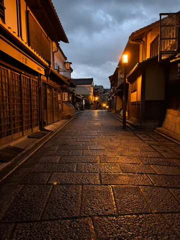 雨上がりの京都、石畳の叙情