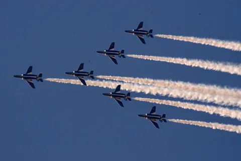 飛行機雲、まさかの6本締め！