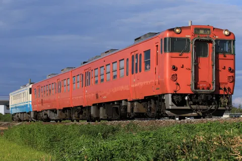 赤い列車と青空の風景