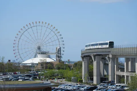 空と都市と鉄路の交差
