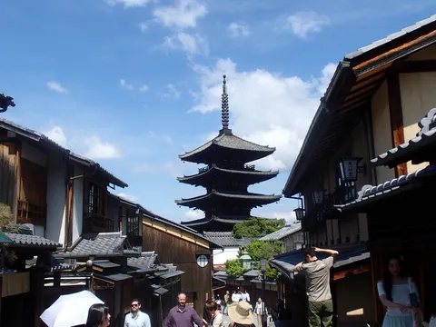 瓦屋根の先に望む五重塔
