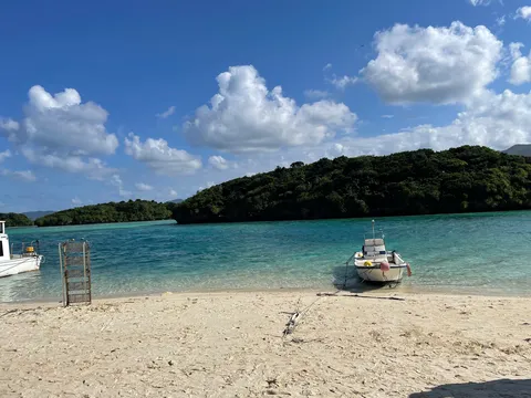 エメラルドの海と静かな休日