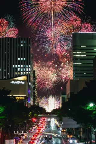 夜空と街の花火回廊