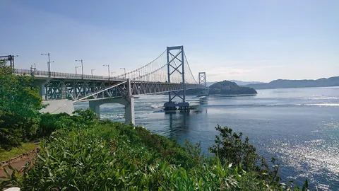青空と海に架かる橋