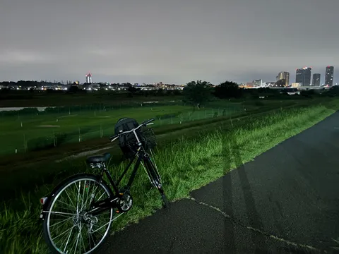 夜の風景に寄り添う自転車