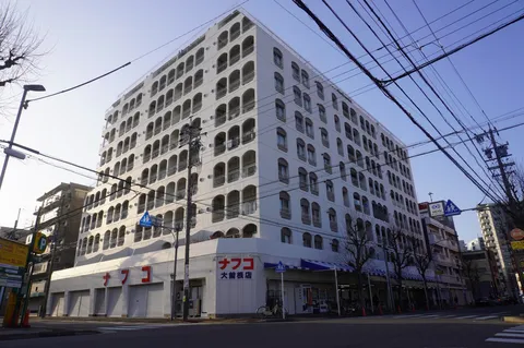 青空と白い建物のコントラスト