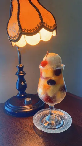 ランプとクリームソーダ、レトロな夜