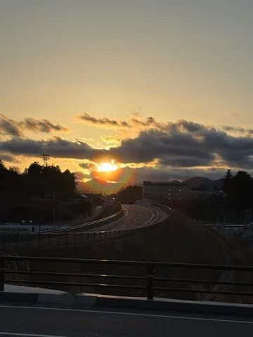 夕焼けに染まる空と道