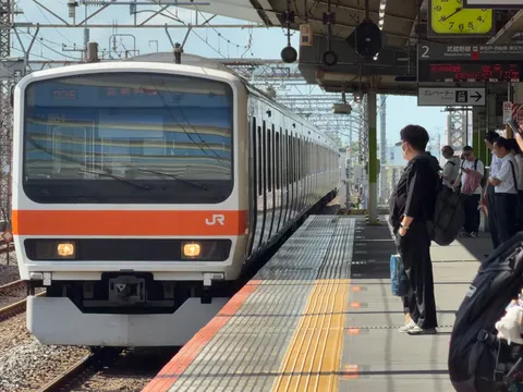 朝のホーム、光を待つ線路