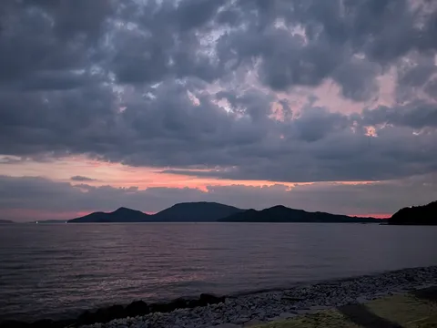夕暮れの海と影絵