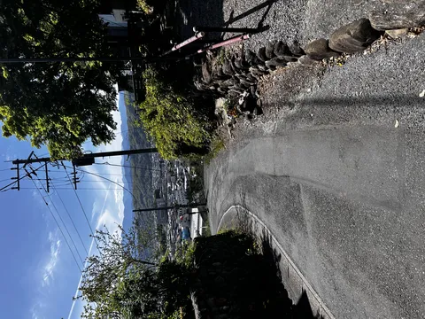 電線主役の坂道散歩