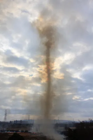 空を焦がす、竜巻のような煙