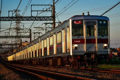 夕暮れの列車が呼ぶ風景