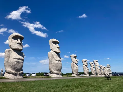 青空に並ぶ石の視線