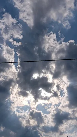 雲間から覗く神秘的な光