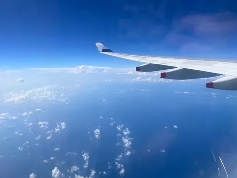 水平線の向こう、雲と空の海